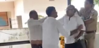 दरोगा के सामने ही थाना बना अखाड़ा,महराजगंज के कोल्हुई थाने में जमकर चले लात-घूंसे, सोशल मीडिया पर वायरल हुआ वीडियो