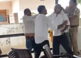 दरोगा के सामने ही थाना बना अखाड़ा,महराजगंज के कोल्हुई थाने में जमकर चले लात-घूंसे, सोशल मीडिया पर वायरल हुआ वीडियो