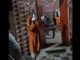 मुजफ्फरनगर में मंदिर में घुसे बाइक सवार बदमाश, CCTV कैमरे में कैद हुई तोड़फोड़ की घटना