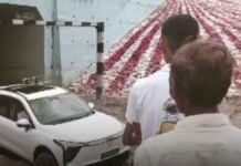 UP: अपने ही विधानसभा क्षेत्र के रेलवे अंडरब्रिज में फंसी बीजेपी विधायक की गाड़ी, विधायक हुए हलाकान, जनता ने कसा तंज