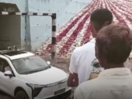 UP: अपने ही विधानसभा क्षेत्र के रेलवे अंडरब्रिज में फंसी बीजेपी विधायक की गाड़ी, विधायक हुए हलाकान, जनता ने कसा तंज
