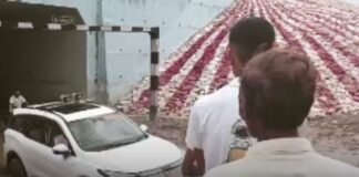UP: अपने ही विधानसभा क्षेत्र के रेलवे अंडरब्रिज में फंसी बीजेपी विधायक की गाड़ी, विधायक हुए हलाकान, जनता ने कसा तंज