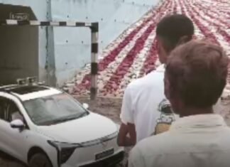 UP: अपने ही विधानसभा क्षेत्र के रेलवे अंडरब्रिज में फंसी बीजेपी विधायक की गाड़ी, विधायक हुए हलाकान, जनता ने कसा तंज