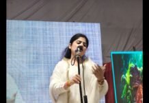 UP: तालियों और ठहाकों से गूंजा पंडाल, बाराबंकी में देर रात तक चला विराट कवि सम्मेलन, देशभर के कवियों ने बिखेरा रंग