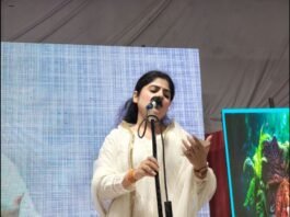 UP: तालियों और ठहाकों से गूंजा पंडाल, बाराबंकी में देर रात तक चला विराट कवि सम्मेलन, देशभर के कवियों ने बिखेरा रंग
