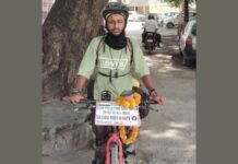 UP: 55% दिव्यांगता, फिर भी हौसला बुलंद, पर्यावरण-प्रदूषण को लेकर साइकिल से भारत भ्रमण पर निकले वासु राइडर