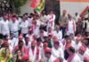UP: रायबरेली में ABVP-छात्रसभा बवाल के बाद सपा का प्रदर्शन, शहीद चौक पर धरने पर बैठे विधायक