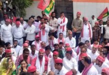 UP: रायबरेली में ABVP-छात्रसभा बवाल के बाद सपा का प्रदर्शन, शहीद चौक पर धरने पर बैठे विधायक