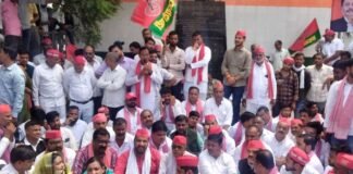 UP: रायबरेली में ABVP-छात्रसभा बवाल के बाद सपा का प्रदर्शन, शहीद चौक पर धरने पर बैठे विधायक