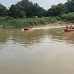 बूढ़ी राप्ती नदी में युवक की तलाश जारी:मुँहचुरवा घाट पर युवक के सामान और खून के छींटे मिले बूढ़ी राप्ती नदी में युवक की तलाश जारी:मुँहचुरवा घाट पर युवक के सामान और खून के छींटे मिले