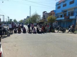बिजली का वोल्टेज बढ़ते ही घरों में मची अफरा-तफरी, चार लोग करंट से झुलसे