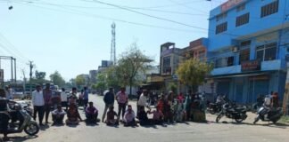बिजली का वोल्टेज बढ़ते ही घरों में मची अफरा-तफरी, चार लोग करंट से झुलसे