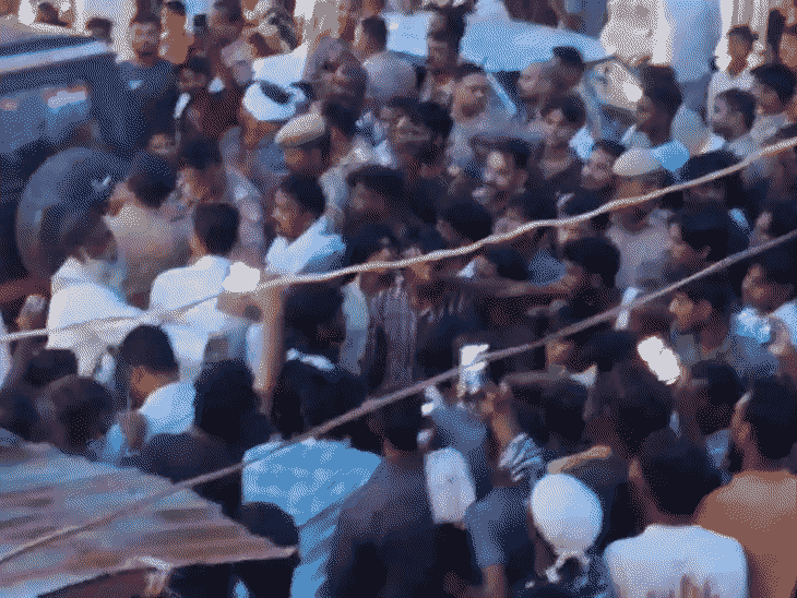 श्रावस्ती में कार ने साइकिल सवार को कुचला, मौत:पुलिस चौकी के सामने शव रखकर परिजनों का प्रदर्शन, दो थानों की पुलिस मौके पर पहुंची