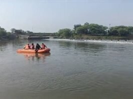खारुन नदी पार करते वक्त हादसा, एक युवक लापता; दूसरा सुरक्षित बाहर आया