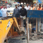 अतिक्रमण पर चला नगर पालिका का बुलडोजर, सड़कें हुईं साफ