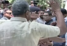 छत्तीसगढ़ में सियासी घमासान! पीएम आवास पर बहस से पहले प्रेस क्लब के बाहर भिड़े दोनों दलों के कार्यकर्ता