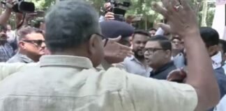 छत्तीसगढ़ में सियासी घमासान! पीएम आवास पर बहस से पहले प्रेस क्लब के बाहर भिड़े दोनों दलों के कार्यकर्ता