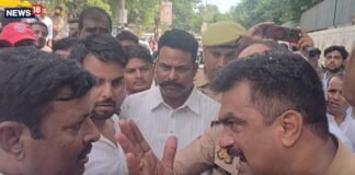 ‘चूड़ी पहनो और औकात में रहो’, रायबरेली में सपा जिलाध्यक्ष और कोतवाल आमने-सामने, जमकर हंगामा