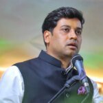 श्रीकांत शिंदे ने पार्टी कार्यकर्ताओं को त्योहारों के दौरान राजनीतिक पब्लिसिटी बनाने के खिलाफ चेतावनी दी श्रीकांत शिंदे ने पार्टी कार्यकर्ताओं को त्योहारों के दौरान राजनीतिक पब्लिसिटी बनाने के खिलाफ चेतावनी दी