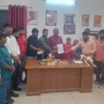 अभ्यर्थियों का संजय निषाद के घर पर प्रदर्शन
