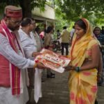 शोहरतगढ़ में मातृशक्ति सम्मान कार्यक्रम आयोजित:भाजपा नेता ने 450 से अधिक महिलाओं को साड़ी भेंटकर किया सम्मानित