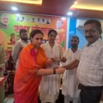 समाजसेविका पूजा पाल ने बांधीं राखियां:सिद्धार्थनगर में शुभचिंतकों और नगरवासियों ने किया स्वागत समाजसेविका पूजा पाल ने बांधीं राखियां:सिद्धार्थनगर में शुभचिंतकों और नगरवासियों ने किया स्वागत